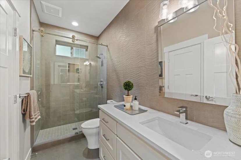 Property photo for 11822 Holmes Point Drive Ne, Kirkland photo 21