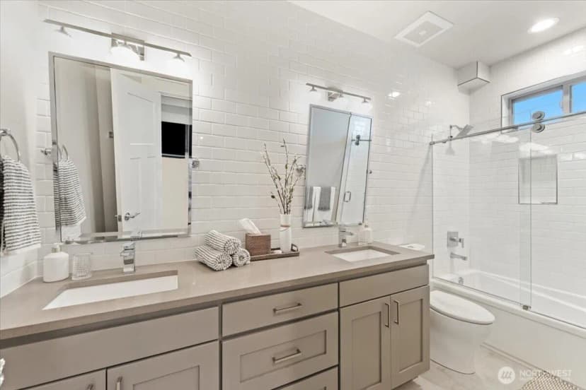 Property photo for 11822 Holmes Point Drive Ne, Kirkland photo 30