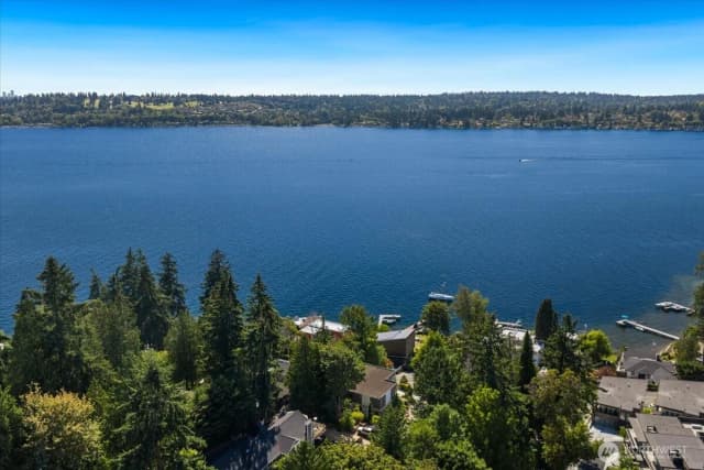 Property photo for 11822 Holmes Point Drive Ne, Kirkland photo 3