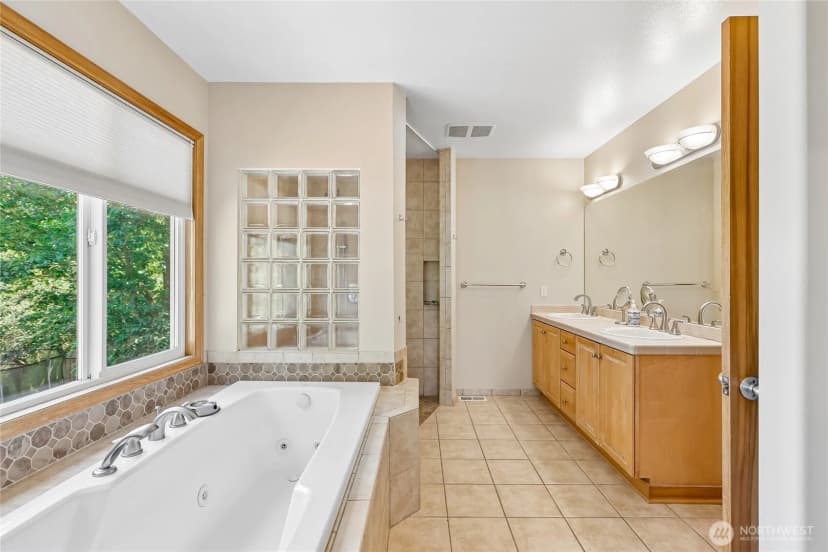 Property photo for 15816 84th Avenue Ne, Kenmore photo 19
