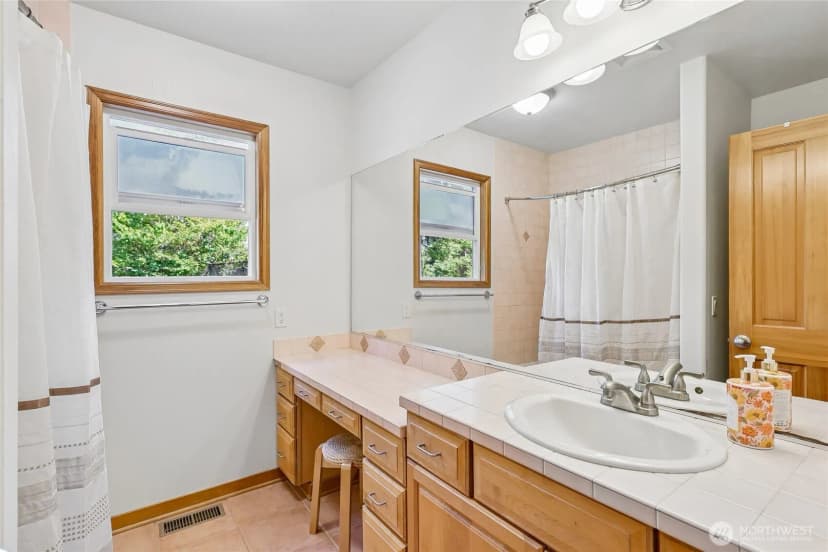 Property photo for 15816 84th Avenue Ne, Kenmore photo 15