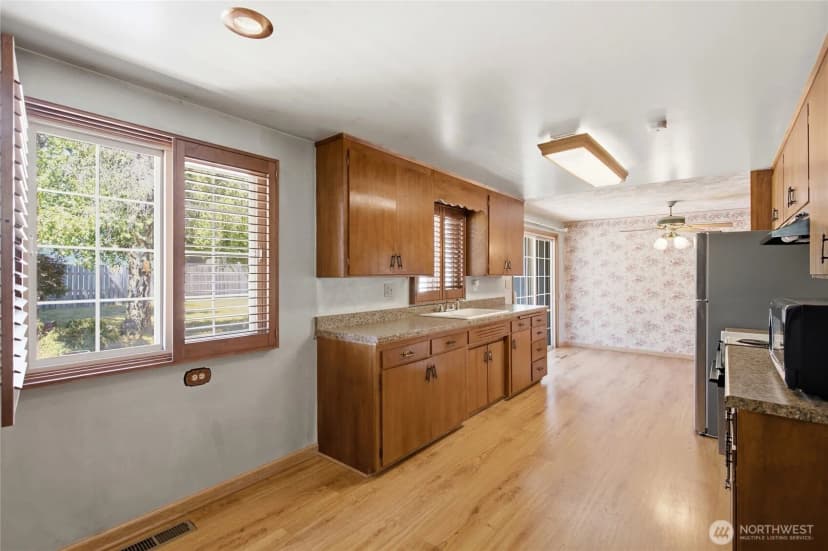 Property photo for 24325 16th Avenue S, Des Moines photo 14