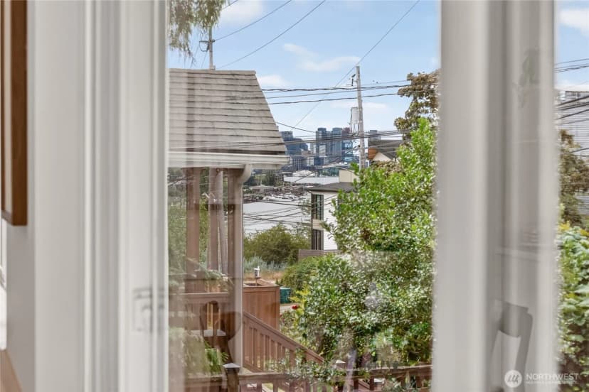 Property photo for 4042 5th Avenue Ne, Seattle photo 10