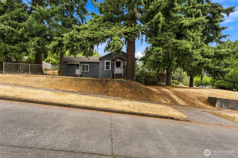 Property photo for 7955 29th Avenue Sw, Seattle photo 2