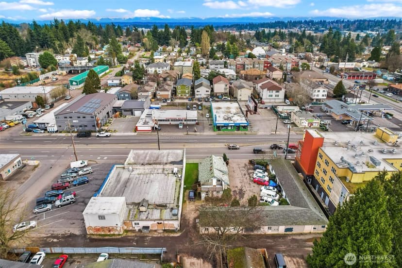 Property photo for 10531 Aurora Avenue N, Seattle photo 9