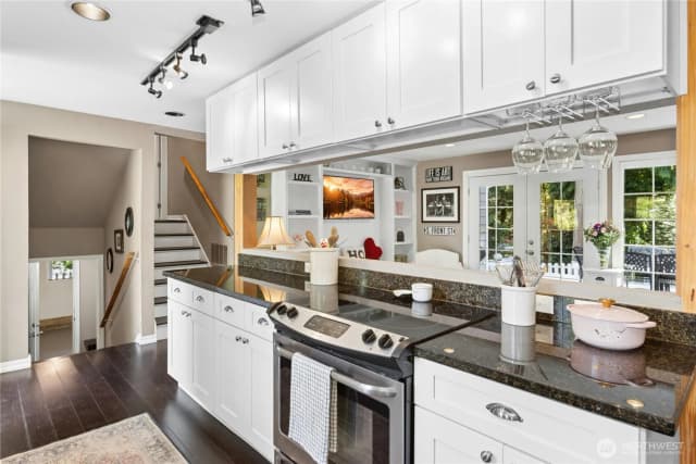 Property photo for 860 Valley View Place Sw, Issaquah photo 3
