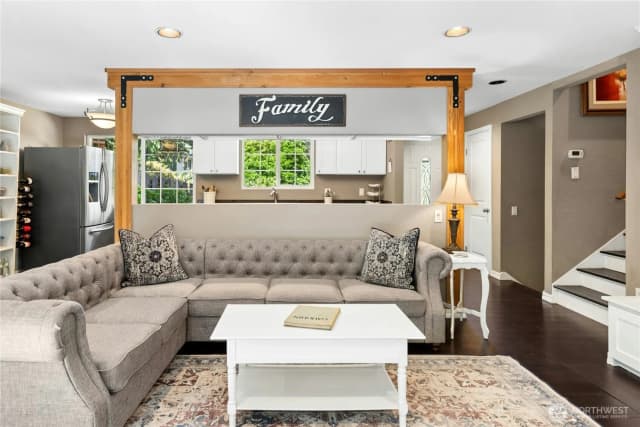 Property photo for 860 Valley View Place Sw, Issaquah photo 5