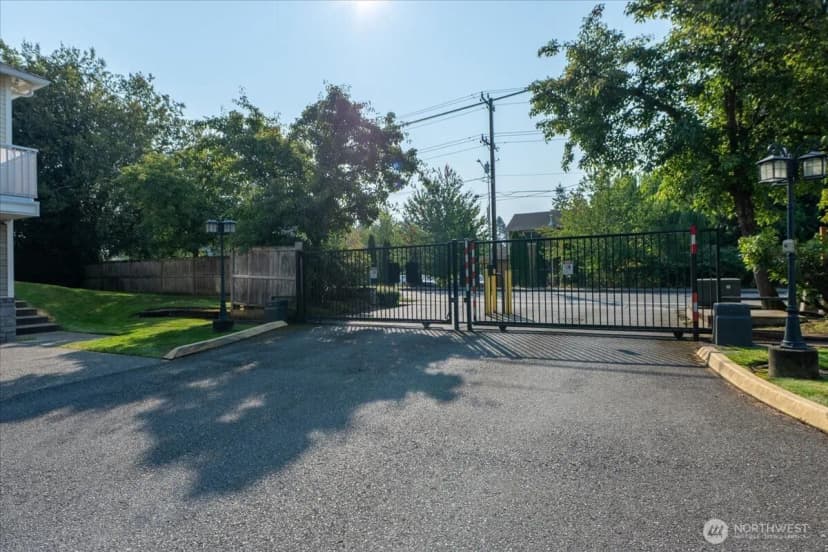 Property photo for 10410 Holly Drive #e, Everett photo 3