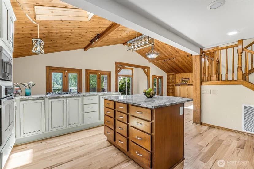 Property photo for 18404 W Spring Lake Drive Se, Renton photo 5