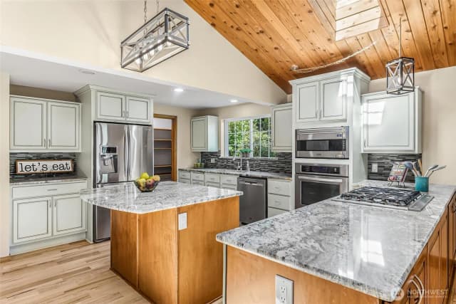 Property photo for 18404 W Spring Lake Drive Se, Renton photo 3