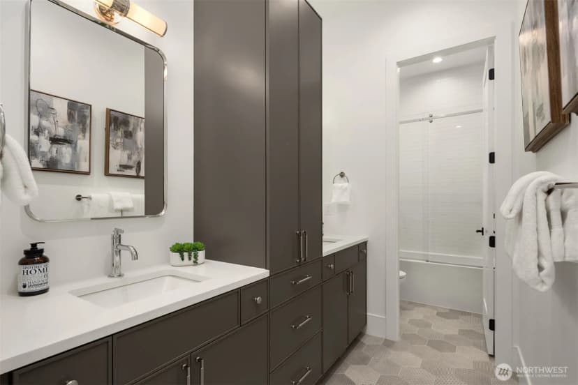 Property photo for 2544 39th Avenue E, Seattle photo 26