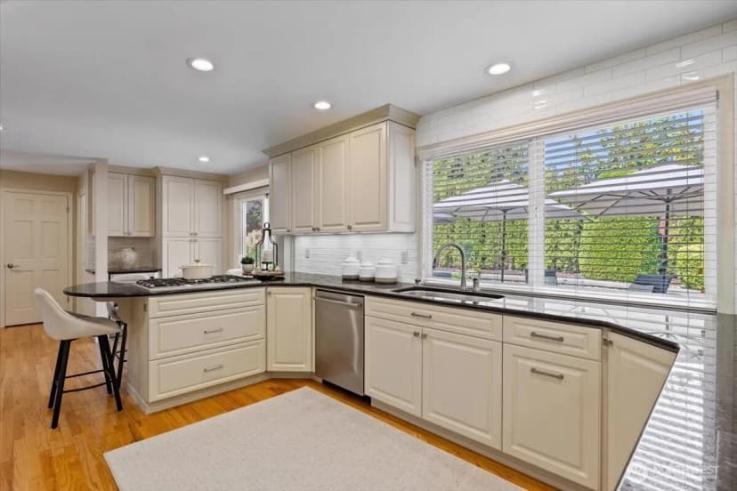 Property photo for 20404 Ne 35th Street, Sammamish photo 12