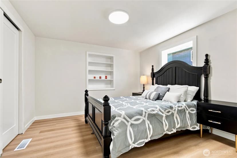Property photo for 14022 Roslyn Place N, Seattle photo 9
