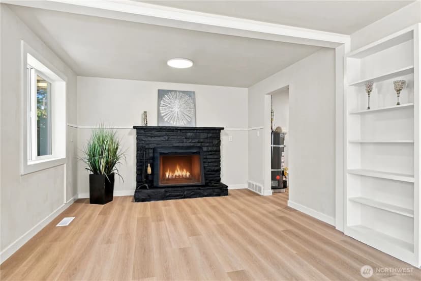 Property photo for 14022 Roslyn Place N, Seattle photo 6