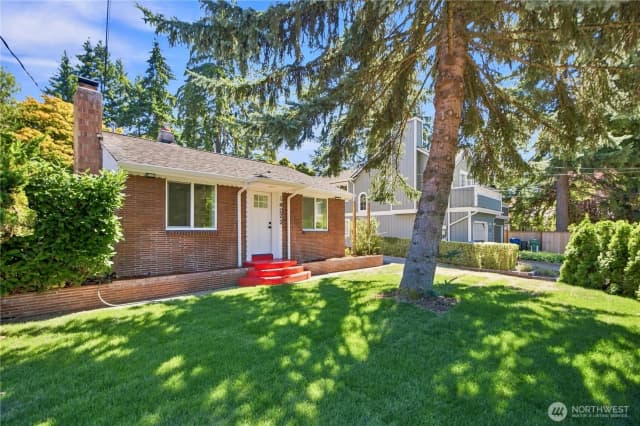 Property photo for 14022 Roslyn Place N, Seattle photo 2