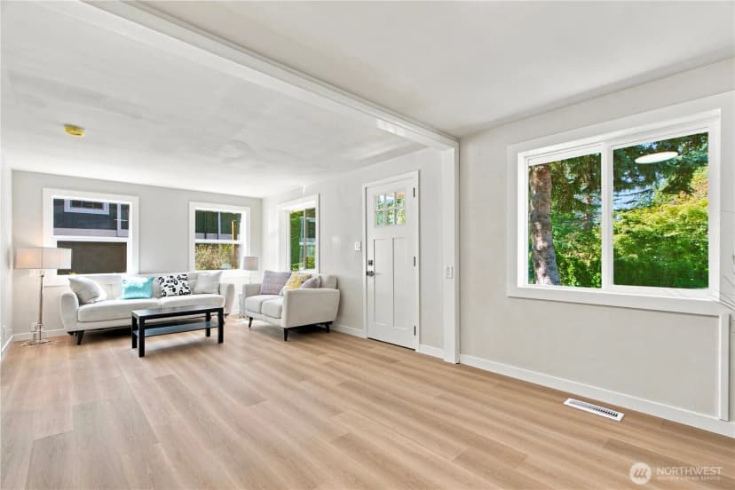 Property photo for 14022 Roslyn Place N, Seattle photo 7