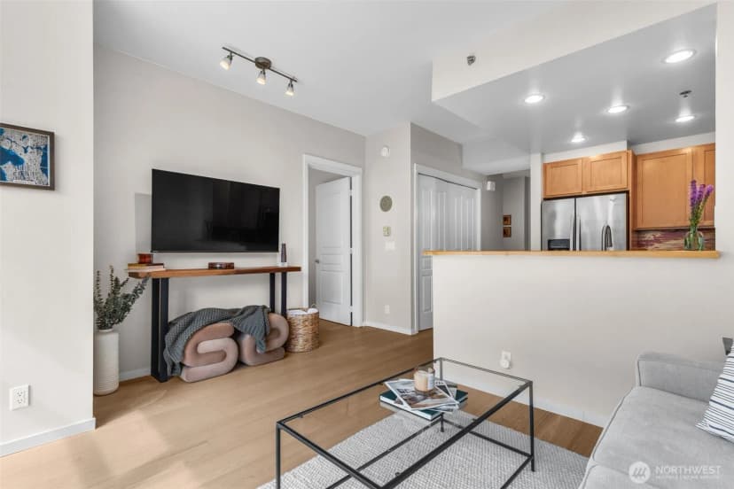 Property photo for 2801 1st Avenue #807, Seattle photo 16