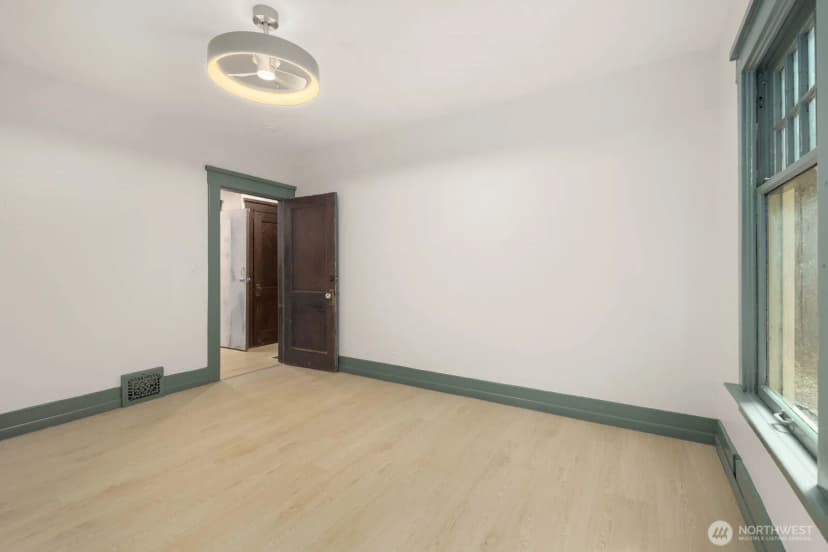 Property photo for 2109 Aurora Avenue N, Seattle photo 16