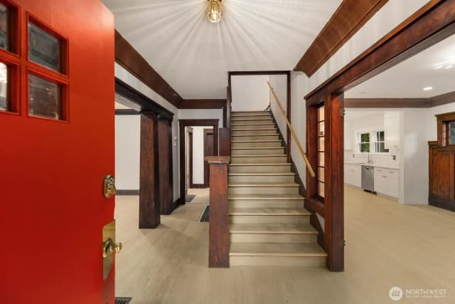 Property photo for 2109 Aurora Avenue N, Seattle photo 4
