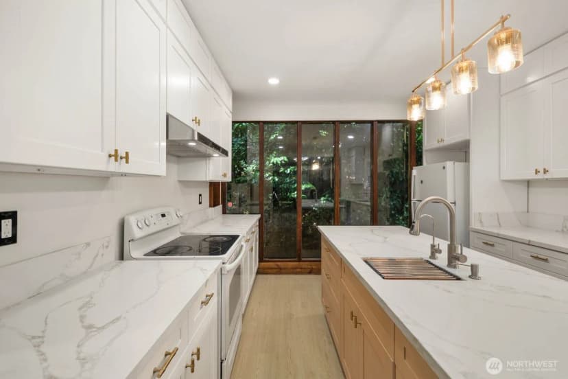 Property photo for 2109 Aurora Avenue N, Seattle photo 12