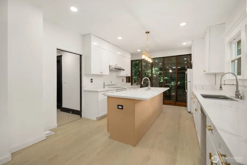 Property photo for 2109 Aurora Avenue N, Seattle photo 10