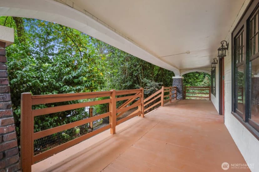 Property photo for 2109 Aurora Avenue N, Seattle photo 2