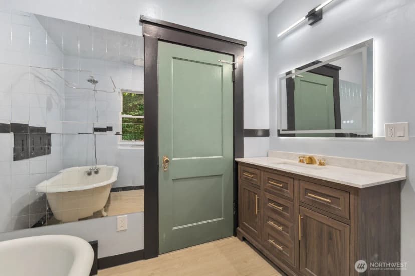 Property photo for 2109 Aurora Avenue N, Seattle photo 18