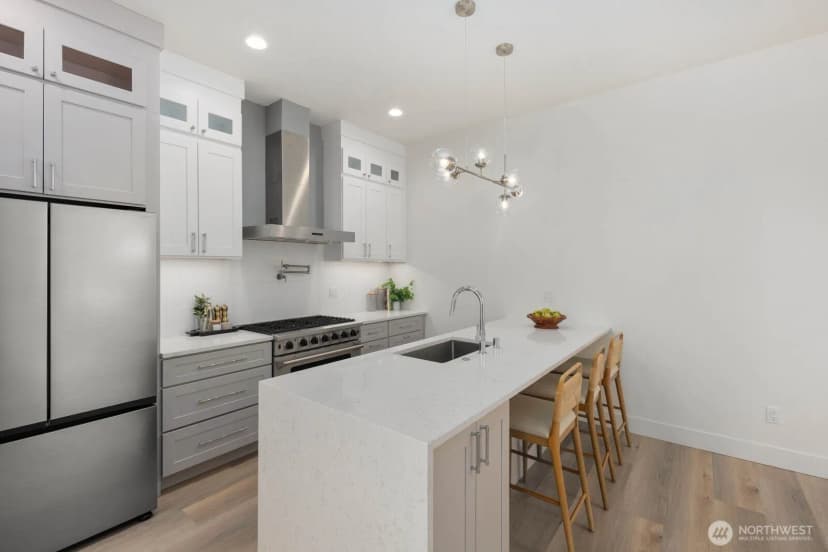 Property photo for 825 Ne 105th Street, Seattle photo 11