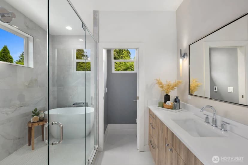 Property photo for 825 Ne 105th Street, Seattle photo 17
