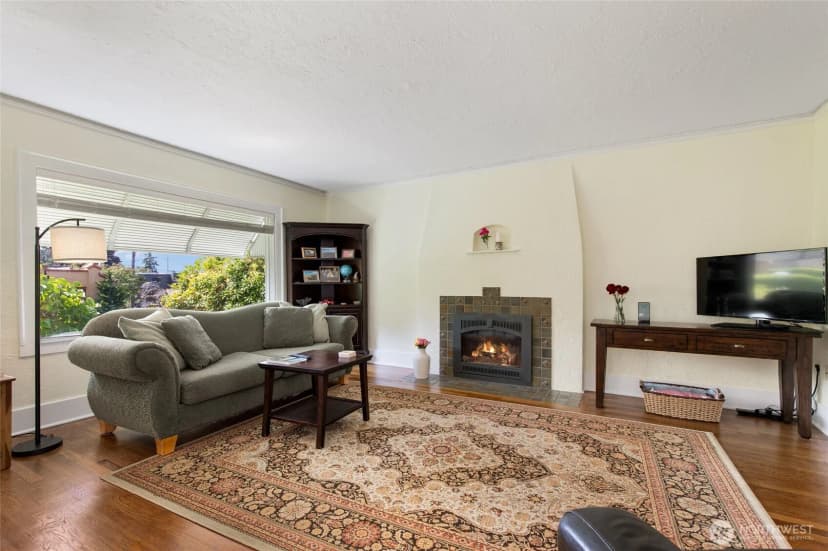 Property photo for 2910 W Crockett Street, Seattle photo 6