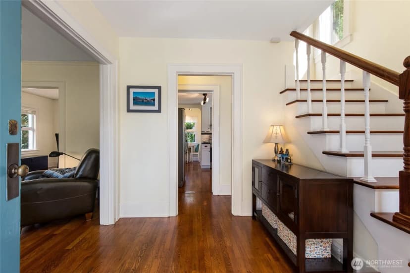 Property photo for 2910 W Crockett Street, Seattle photo 5
