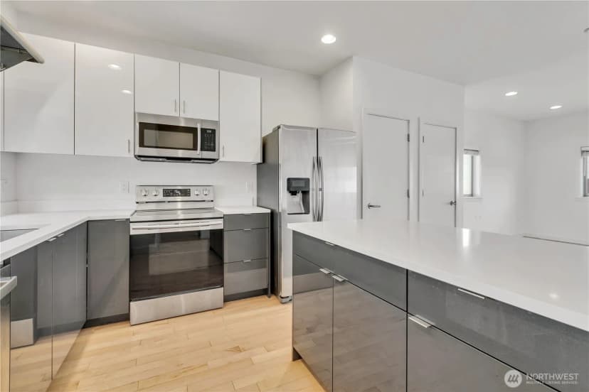 Property photo for 4206 S Greenbelt Station Drive, Seattle photo 12