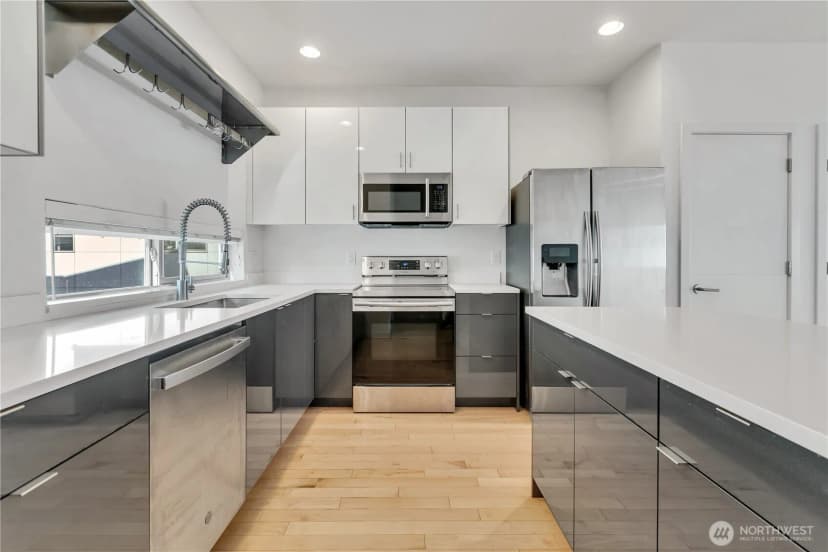 Property photo for 4206 S Greenbelt Station Drive, Seattle photo 11