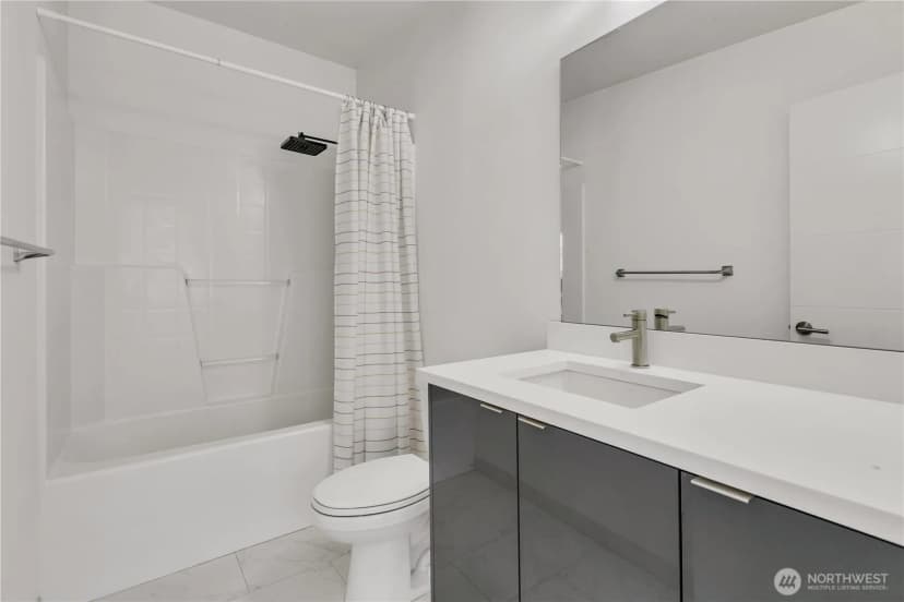 Property photo for 4206 S Greenbelt Station Drive, Seattle photo 20