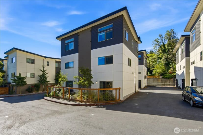 Property photo for 4206 S Greenbelt Station Drive, Seattle photo 23