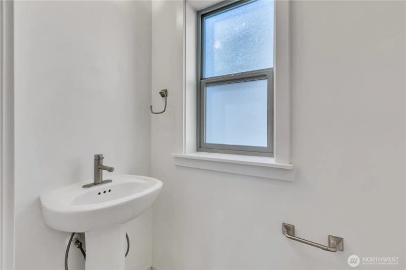 Property photo for 4206 S Greenbelt Station Drive, Seattle photo 14