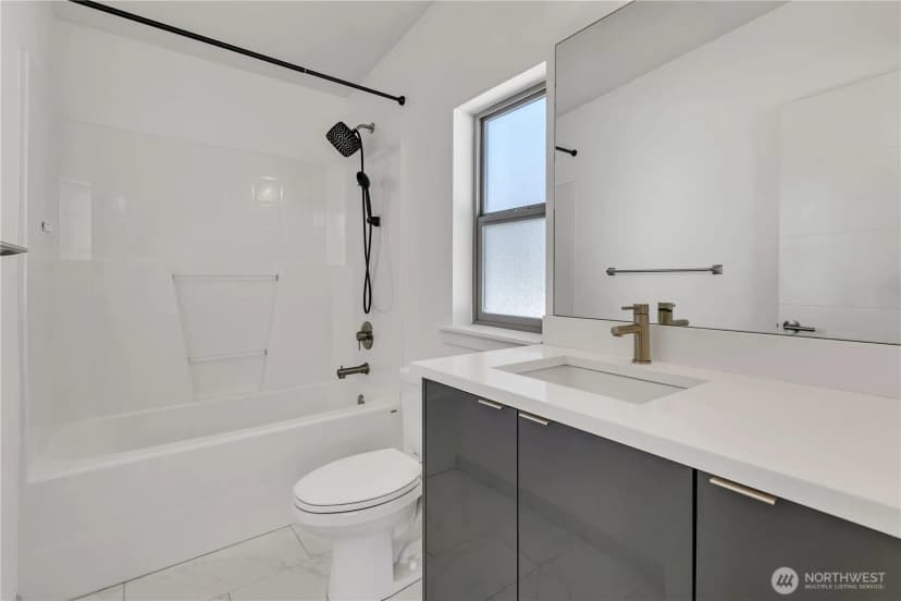Property photo for 4206 S Greenbelt Station Drive, Seattle photo 17