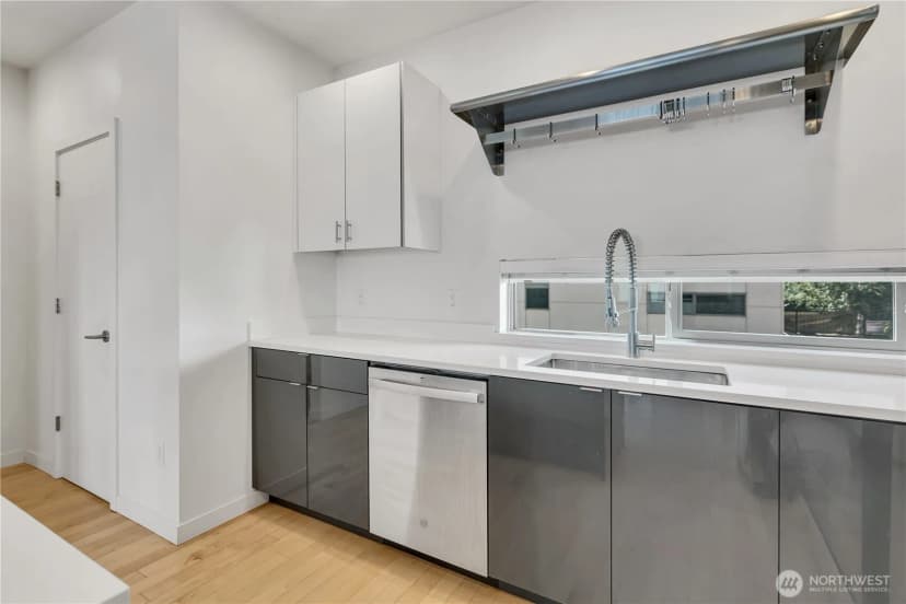 Property photo for 4206 S Greenbelt Station Drive, Seattle photo 13