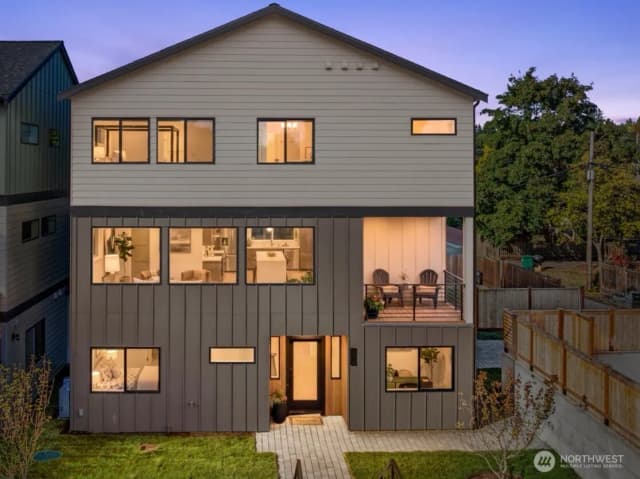 Property photo for 3312 W Dravus Street, Seattle photo 2