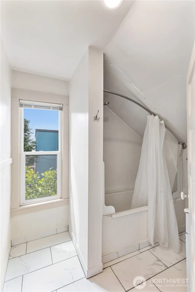 Property photo for 709 Ne 43rd Street, Seattle photo 2