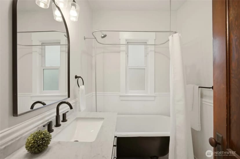 Property photo for 2716 Warren Avenue N, Seattle photo 18