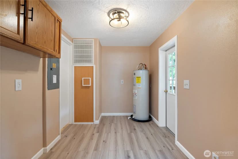 Property photo for 1067 Spirit Lake Highway, Castle Rock photo 13