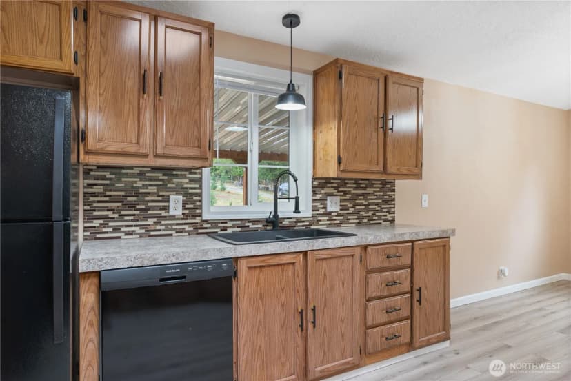 Property photo for 1067 Spirit Lake Highway, Castle Rock photo 11