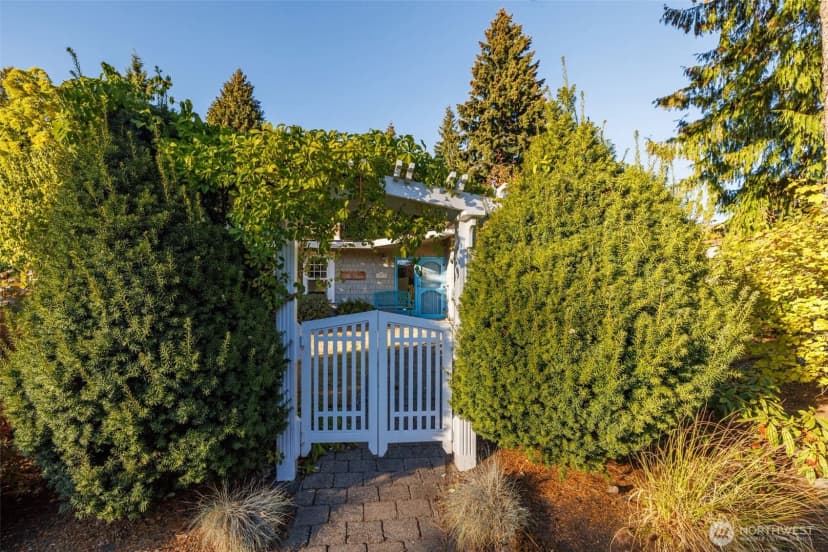 Property photo for 10648 Ne 47th Place, Kirkland photo 3
