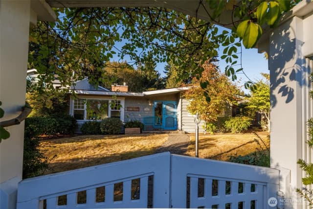 Property photo for 10648 Ne 47th Place, Kirkland photo 2
