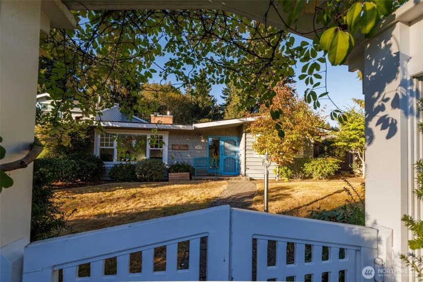 Property photo for 10648 Ne 47th Place, Kirkland photo 2