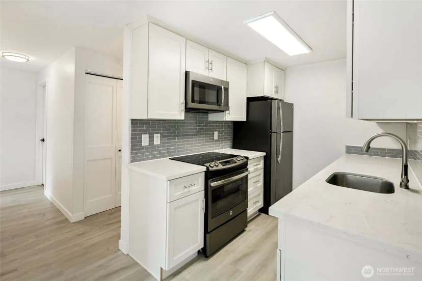 Property photo for 9255 Greenwood Avenue N #27, Seattle photo 4