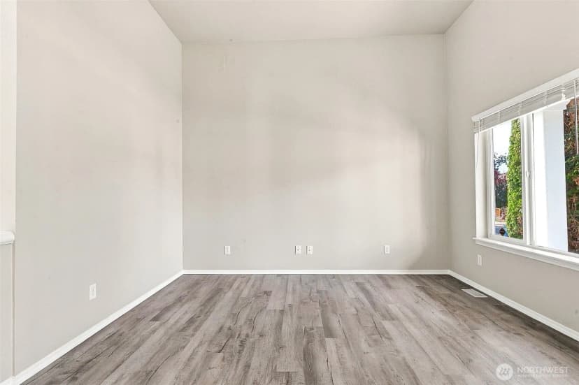 Property photo for 19500 6th Avenue S, Des Moines photo 4