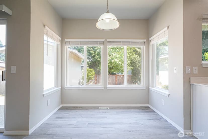 Property photo for 19500 6th Avenue S, Des Moines photo 12
