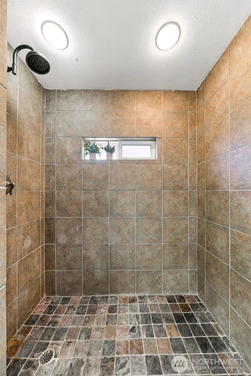 Property photo for 19500 6th Avenue S, Des Moines photo 19